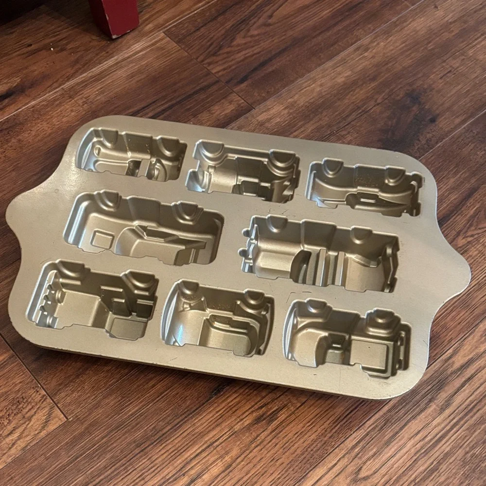 Williams Sonoma Gold Vehicle Cakelet Pan